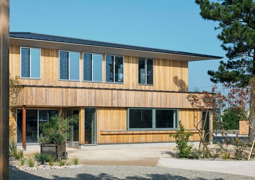 木目が美しい二階建ての建物、自然との調和を感じるデザイン。